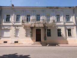 2 эт. здание на Приморском бульваре.