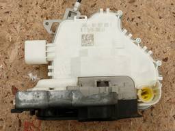 8J1837015F замок передней левой дверки Audi A4, A5, Q5.