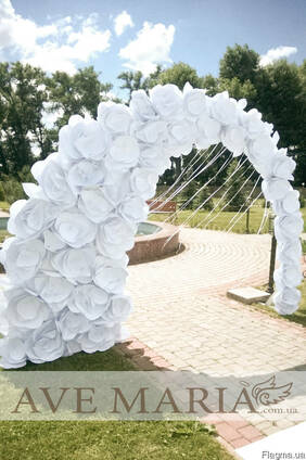 Самый популярный аксессуар 2020 года: арка из бумажных цветов на свадьбу