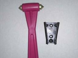 Аварийный молоток с креплением для разбивания стекла