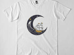Белая мужская футболка с принтом. корабль плывет по луне