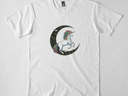 Белая мужская футболка с принтом. космический единорог с луной