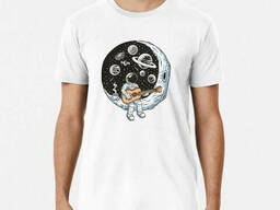 Белая мужская футболка с принтом. космонавт на луне с гитарой