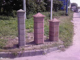 Бетонные столбики для забора из гранитной крошки 25х25х21, 3