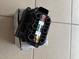 Блок клапанов пневмоподвески Mercedes GLS 350d