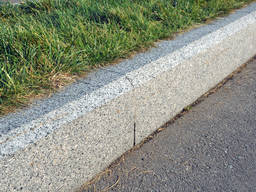 Гранитный бордюр для садовых дорожек