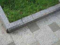 Бордюр гранитный пилено-колотый серый
