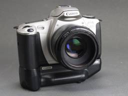 Canon EOS 300 Батарейная ручка Canon BP-200 объектив Canon EF 50mm/1.8 II Ф52мм Вживане