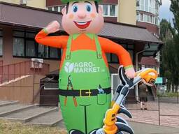 Человек машет на дороге, реклама в месте продаж 340 см