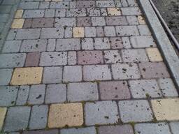 Чистка дворовой плитки от поросли бурьяна растительности в Одессе.