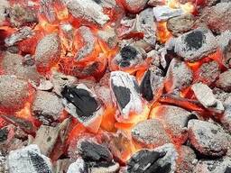 Деревне вугілля в паперовому мішку 1,5 кг