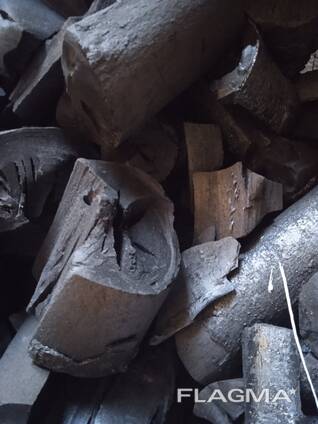 Деревне вугілля для барбекю та мангалів.