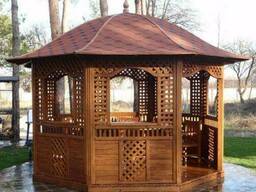 Деревянная восьмигранная беседка во дворе