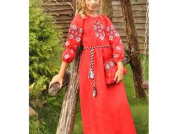 Довга червона сукня для дівчинки з виразною вишивкою