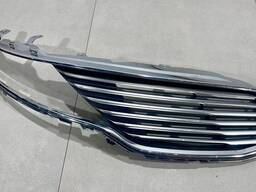 DP5Z8200BC - Решетка радиатора правая на Lincoln MKZ 2 поколение
