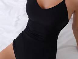 Ефектний суцільний купальник