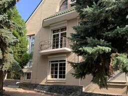 Елітний маєток 1500 м² на 30 сотках у престижному районі Дніпра
