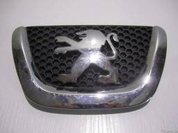 Эмблема решетки радиатора передняя Peugeot 307 разборка б\у