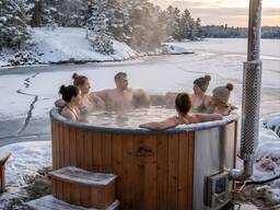 Гарячий чан з джакузі та будиночком на березі Дніпра