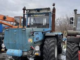 Трактор ХТЗ-17221 з плугом