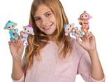 Интерактивная игрушка WowWee Fingerlings Interactive Baby Monkey Puppet розовая - фото 1