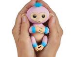Интерактивная игрушка WowWee Fingerlings Interactive Baby Monkey Puppet розовая - фото 3