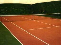 Искусственная трава для футбольных полей и теннисных кортов.