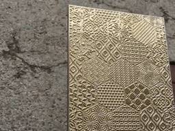 Керамическая плитка покрыта золотым напылением