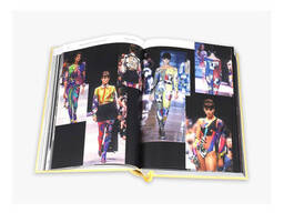 Книга о модных коллекциях Версаче с иллюстрациями Versace Catwalk: The Complete. ..