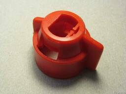 Колпачки распылителей на форсунки опрыскивателя навесного.