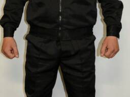 Костюм чорний.