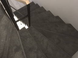 Укладка ковролина любой сложности и подрезки на бетонной лестнице в доме и таунхаусе