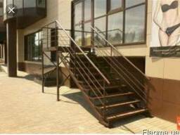 Крыльцо на вход офиса, магазина Приставное крыльцо из металл