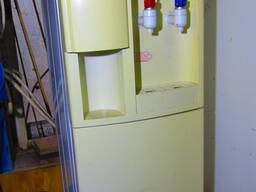 Кулєр питної води.