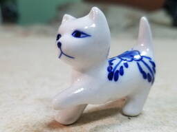 Кицька кот кіт кошеня міні порцелянова фігурка статуетка біло блакитна Гжель Вживане