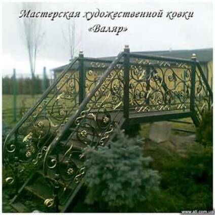 Лавочки, мангалы, фонари, мостики кованые, беседки.