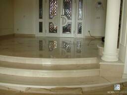 Лестницы из мрамора, кварцита, гранита, мраморные ступени