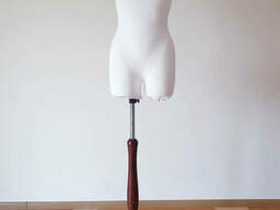 Манекен жіночий з бедрами кравецький (портновский), демонстраційний на дерев`яній. ..