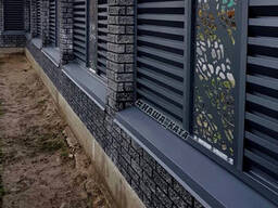 Металеві Капелюхи та Парапети: Надійний Захист та Дизайн Вашого Паркану