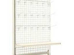 Металлический стеллаж с крючками на решетковой стенке