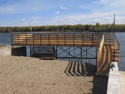 Мостики, причалы, ангары для лодок.