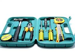 Набор инструментов для дома или гаража молоток, отвертки, пассатижи, рулетка, нож, в. ..