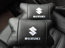 Набор кожаных подушек Suzuki с вышивкой логотипа + брелок в подарок для авто