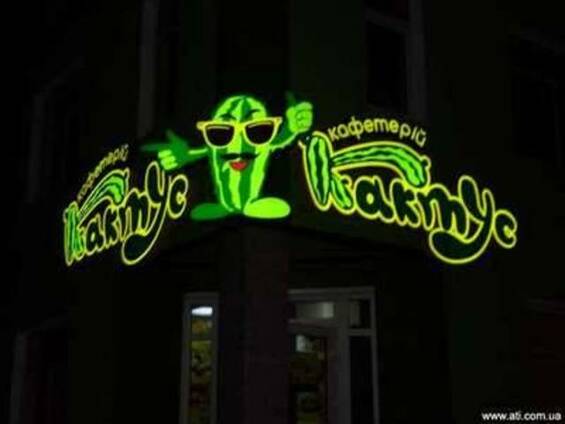Наружная реклама, дорожные указатели, лайтбоксы.