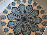 Настенная декоративная тарелка ручной росписи - фото 1