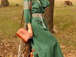 Неймовірно жіноча довга сукня зеленого відтінку