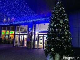 Новогоднее украшение гирляндами деревьев и елок