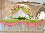 Оформление свадьбы. Президиум молодоженов. Свадебная арка.