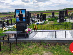 Огорожі прості на могилу.