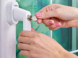 Оконная ручка Рехау Rehau с замком и ключом